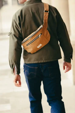 Homme Rivedroite Paris Orsellesacbananegrandformat